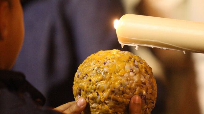 Bola hecha con la cera una vela de Semana Santa.