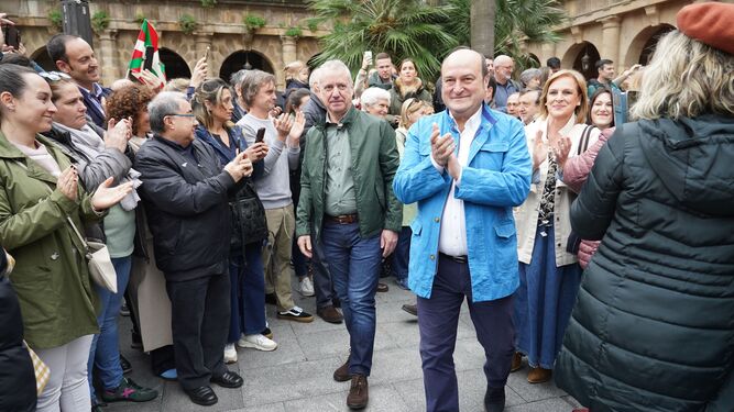 El lehendakari, Iñigo Urkullu, y el presidente del PNV, Andoni Ortuzar, durante el Aberri Eguna en Bilbao.