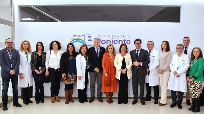 Foto de familia de la visita institucional al Hospital Universitario Poniente celebrada este lunes.
