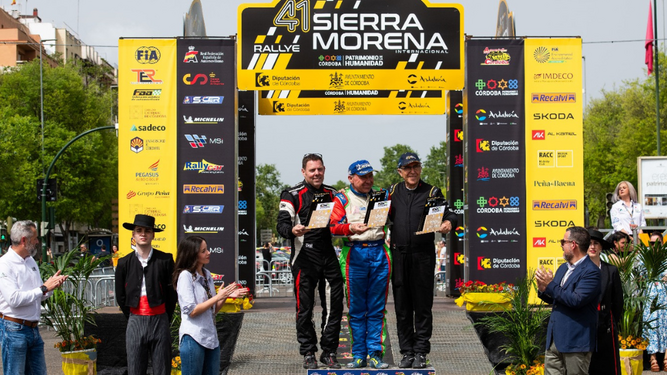 Podio del 41 Rallye Sierra Morena con el piloto José Antonio Aznar en el primer cajón.