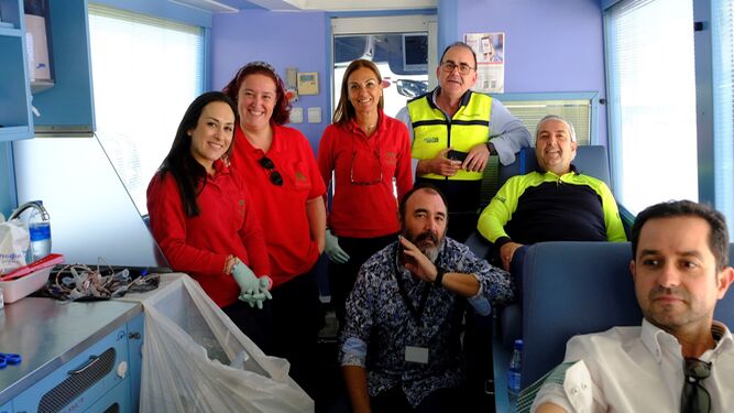 El equipo sanitario, junto al gerente de Smurfit Kappa en Almería, Miguel Hernández, y algunos donantes.