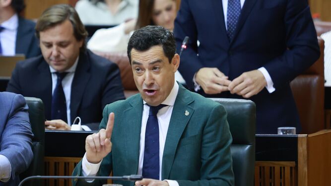 Juanma Moreno se dirige a Juan Espadas en el Parlamento de Andalucía esta mañana.