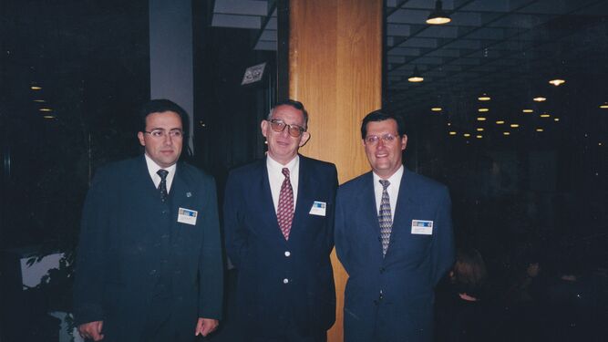 Nazario Yuste, en el centro, representando a España en el Congreso “Euprio” de Lecce, en el año 2000