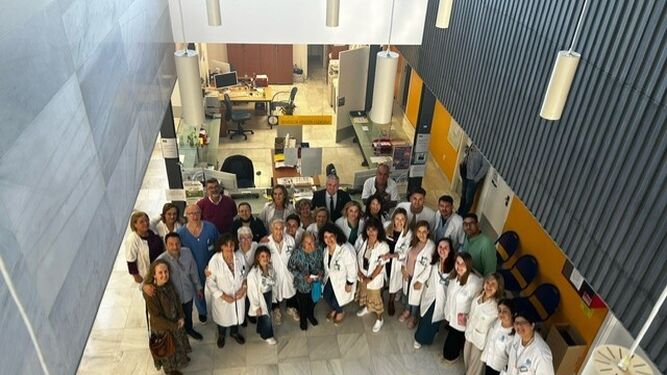 Plantilla de un centro de salud de Almería junto al delegado territorial de Salud y Consumo durante una vista a las instalaciones
