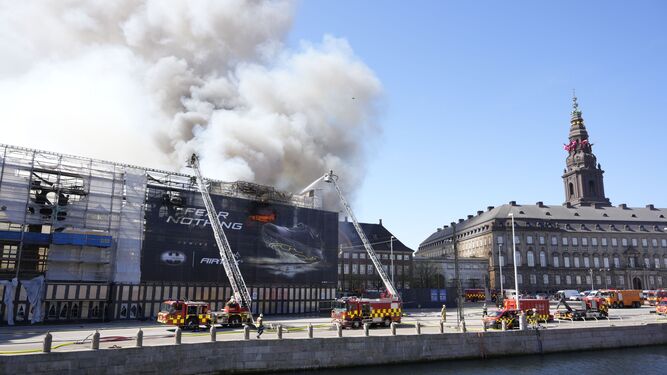 Bomberos intentan controlar el fuego declarado en la antigua bolsa de Copenhague.