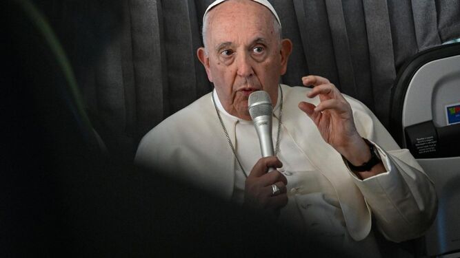 El papa Francisco en una rueda de prensa ofrecida en el transcurso de un viaje en avión.