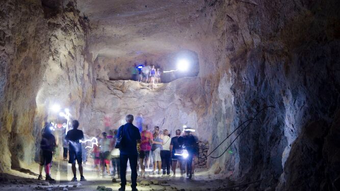 Imagen de hemeroteca de una visita al interior de la Cueva de la Campsa de Amigos de la Alcazaba.