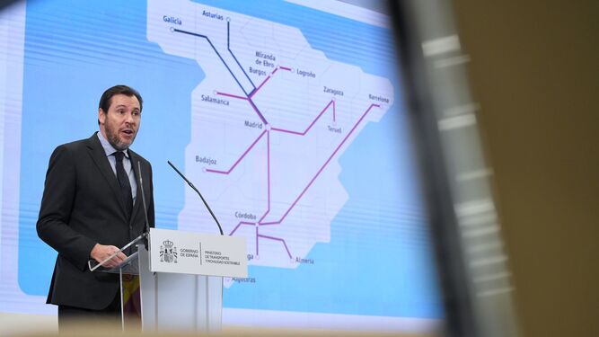 El ministro de Transportes durante su anuncio de nuevos planes de mejora ferroviaria.