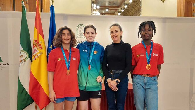 La delegada de Gobierno de la Junta de Andalucía junto a las tres jugadoras almerienses.