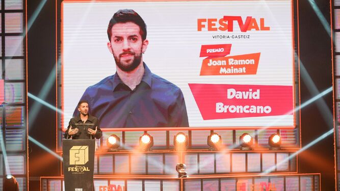 David Broncano recoge un galardón en el FesTVal de Vitoria