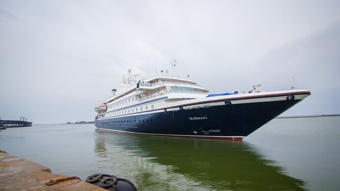El buque Seadream I en en sus labores de aproximación a su atraque en el Muelle de Levante en 2022.