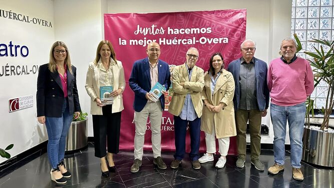 Pedro Martínez Domene presenta su libro junto a autoridades del Ayuntamiento de Huércal-Overa.