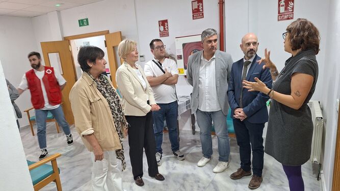 El subdelegado del Gobierno en Málaga, Javier Salas, visitando el Centro de Acogida Temporal.