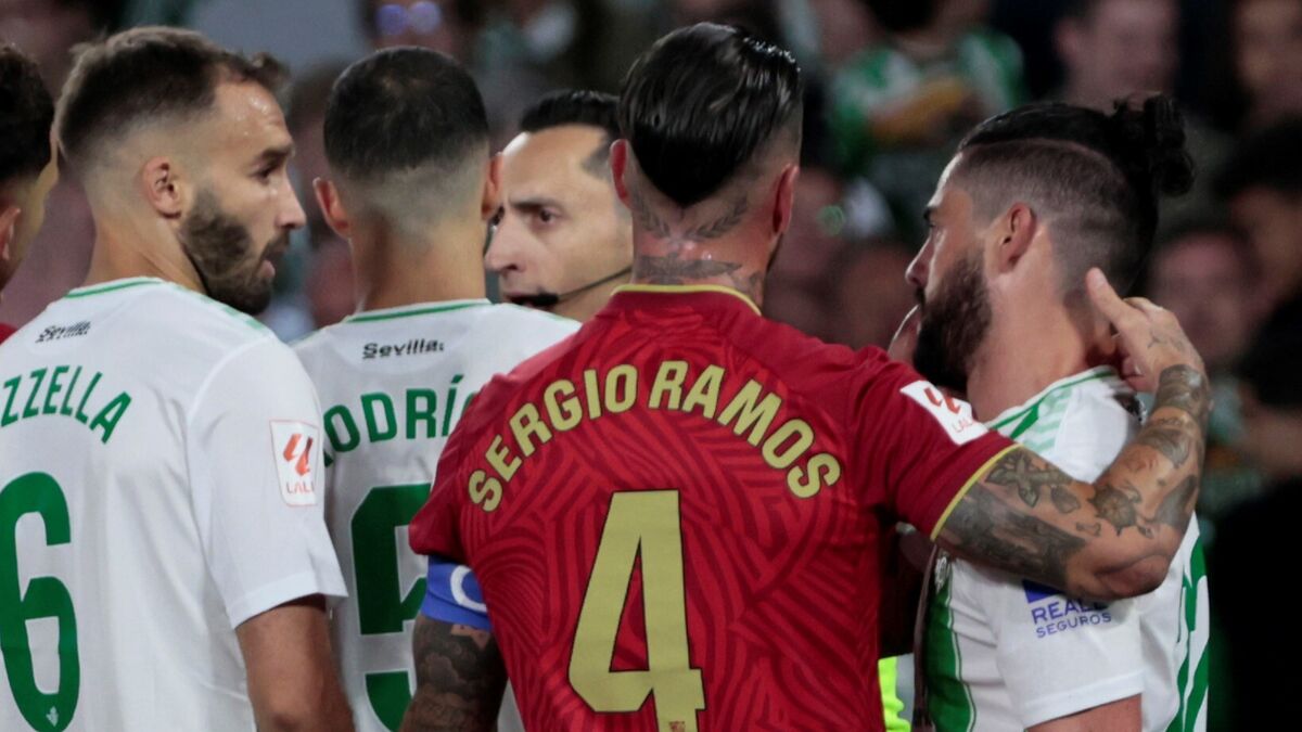 Sergio Ramos acaba de darle un tirón a Isco en su oreja izquierda en la discusión del penalti anulado.